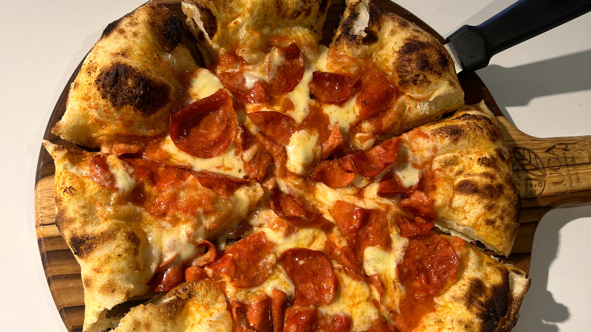 Pizza artesanal de Luca Tavola horneada a más de 350 grados