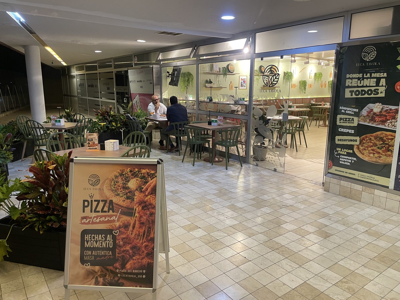 Fachada de Luca Tavola en el Centro Comercial Plaza del Rancho