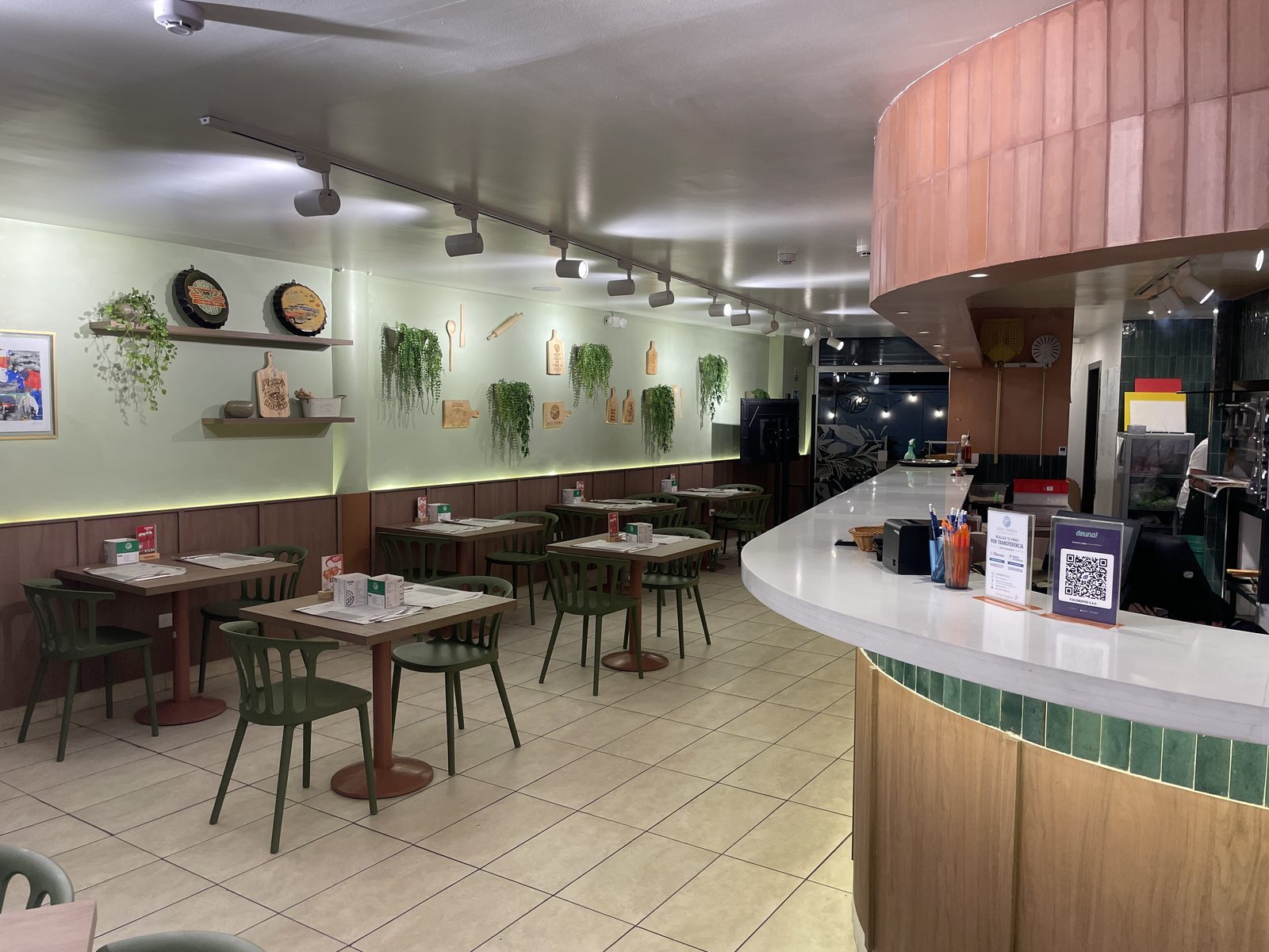 Salón de Luca Tavola con mesas para familias en Plaza del Rancho