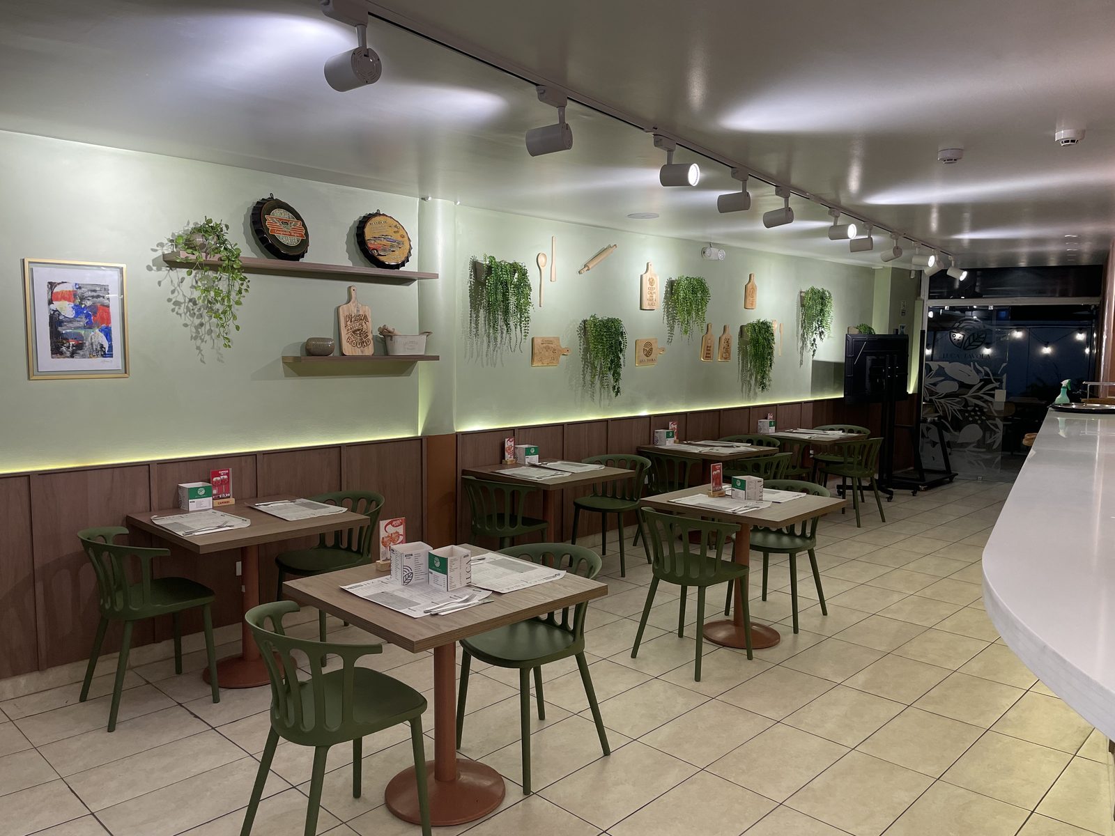 Salón de Luca Tavola con mesas para familias