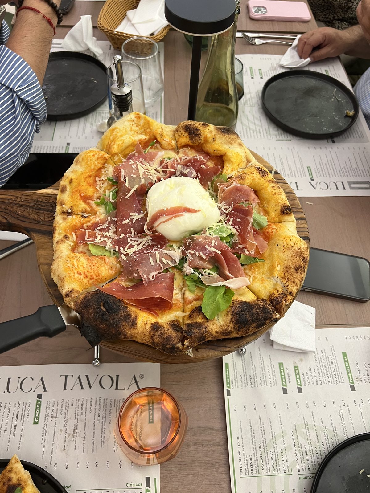 Pizza a la burrata con jamón serrano y rúcula