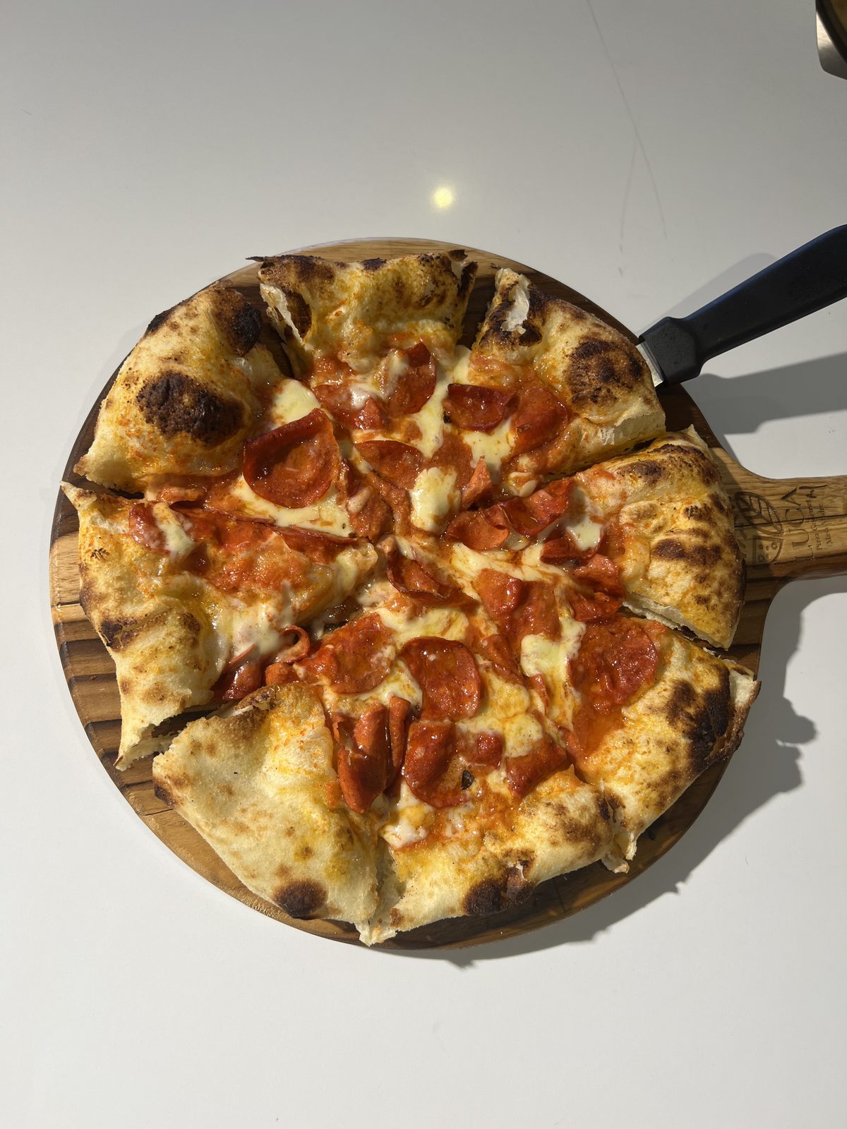 Pizza La Diábola con pepperoni y tocino